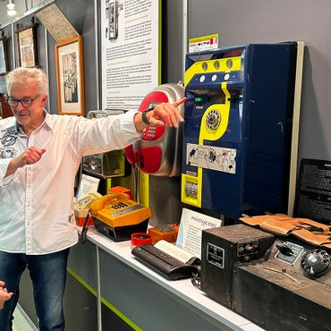 Mann zeigt auf Ausstellungsstueck