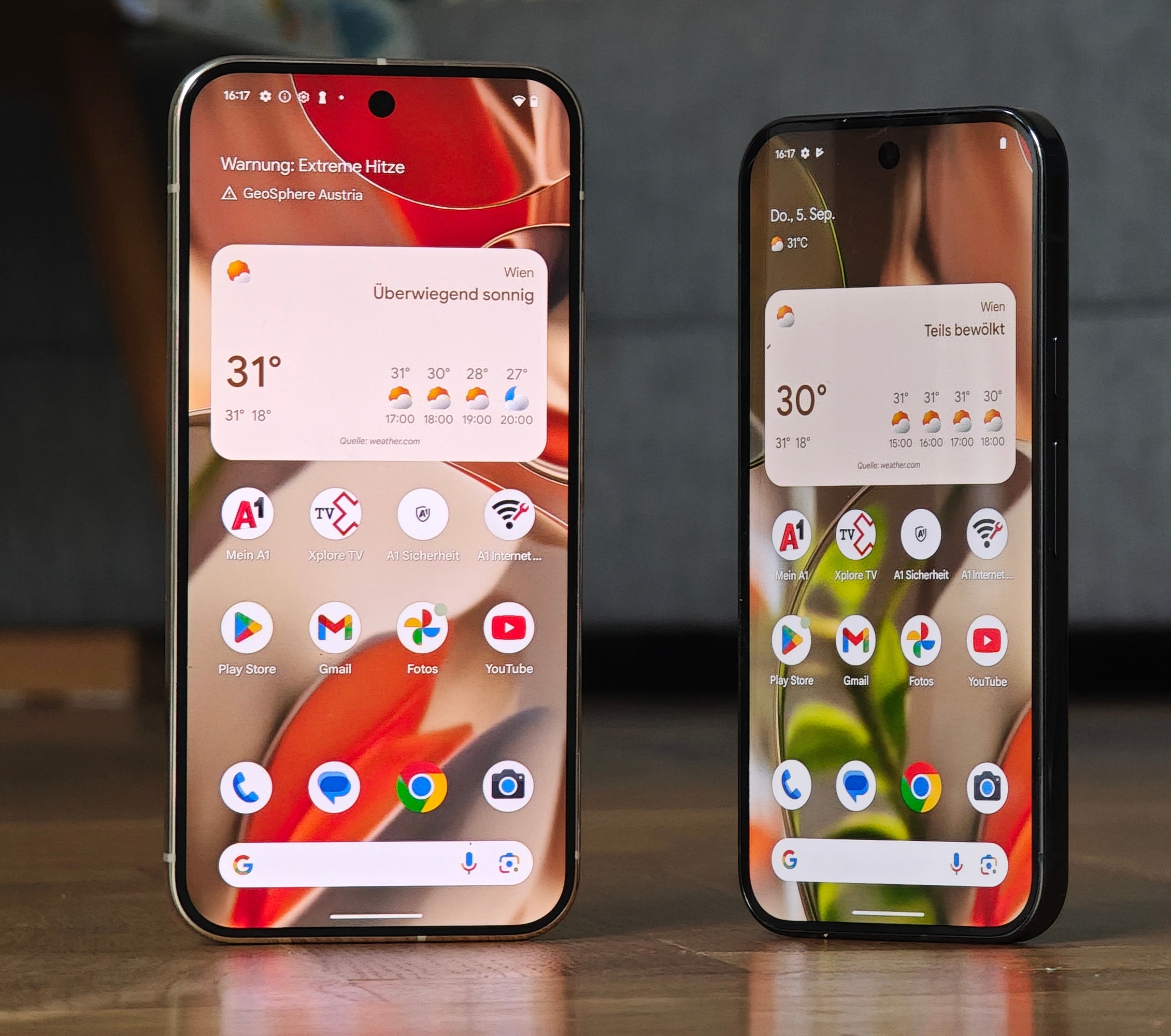 Pixel 9 Pro XL Smartphones stehend auf Holzboden