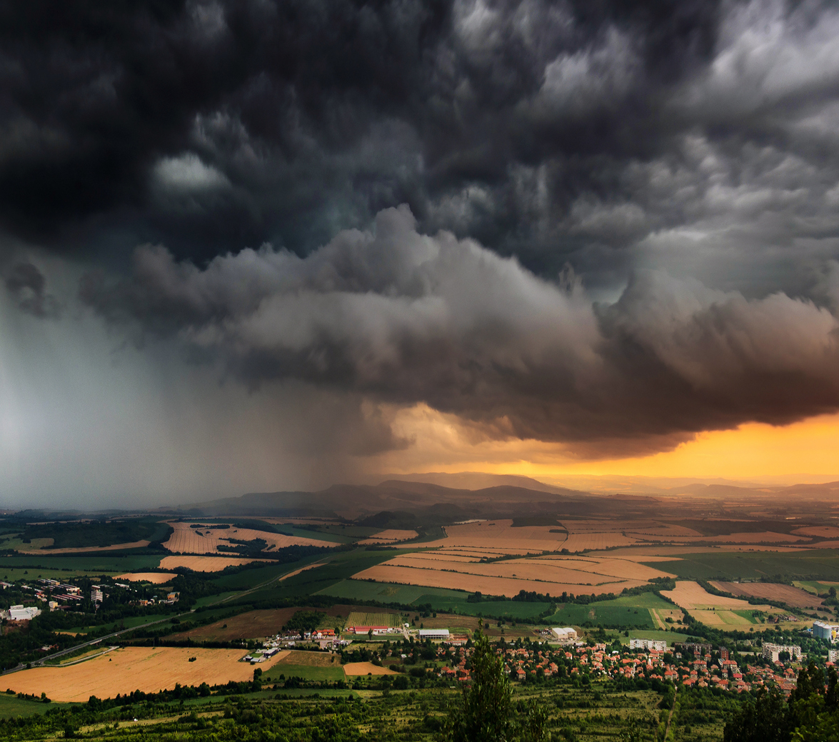 Dunkle Gewitterwolken über ländlicher Landschaft