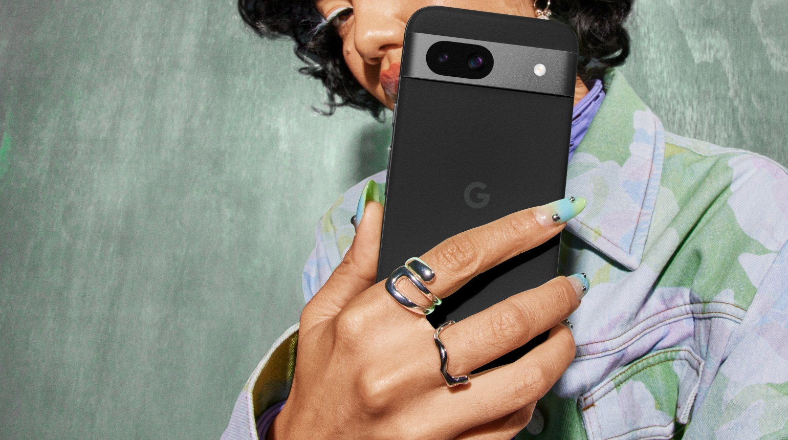 Google Pixel 8a Smartphone in der Hand gehalten